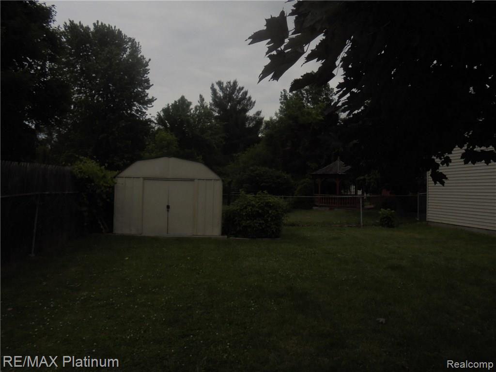 716 North Road Fenton, MI 48430 - Photo 17 of 17 DSC02151.JPG