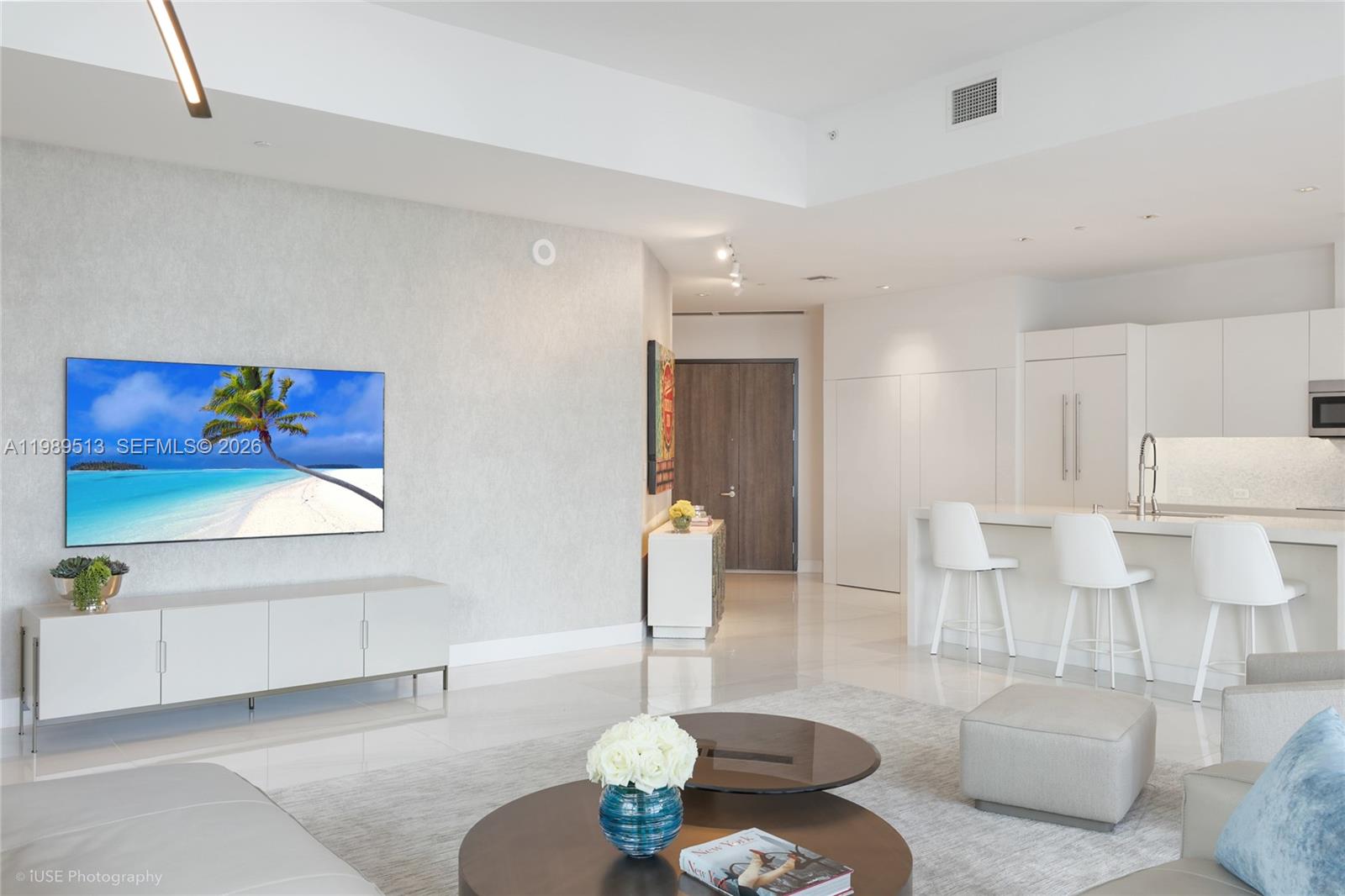 88 Southwest 7th Street, Unit 4101 Miami, FL 33130 - Photo 11 of 35 a living room with furniture and a table