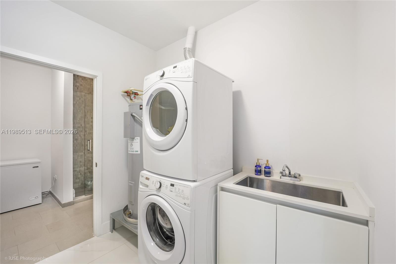 88 Southwest 7th Street, Unit 4101 Miami, FL 33130 - Photo 28 of 35 a utility room with dryer and washer