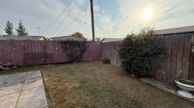 a view of a backyard