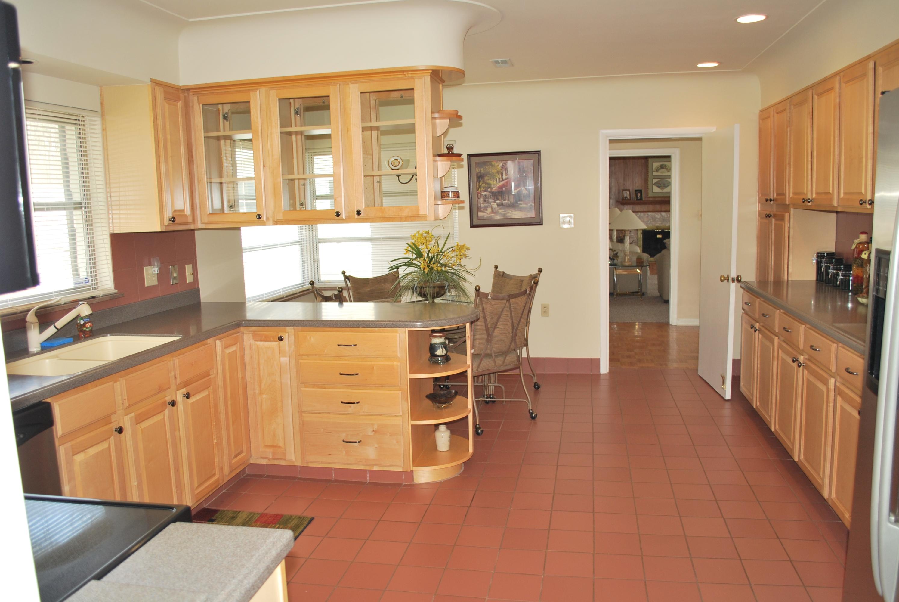 Kitchen with Eat-In Breakfast Area