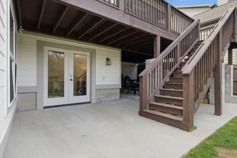 a view of a house with backyard