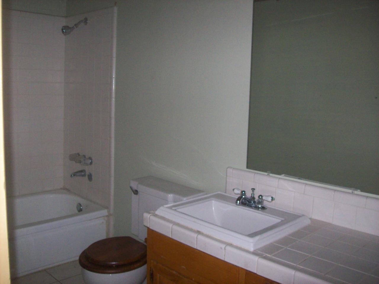 1030 East Bethany Home Road, Unit 103 Phoenix, AZ 85014 - Photo 8 of 11 Bathroom 2