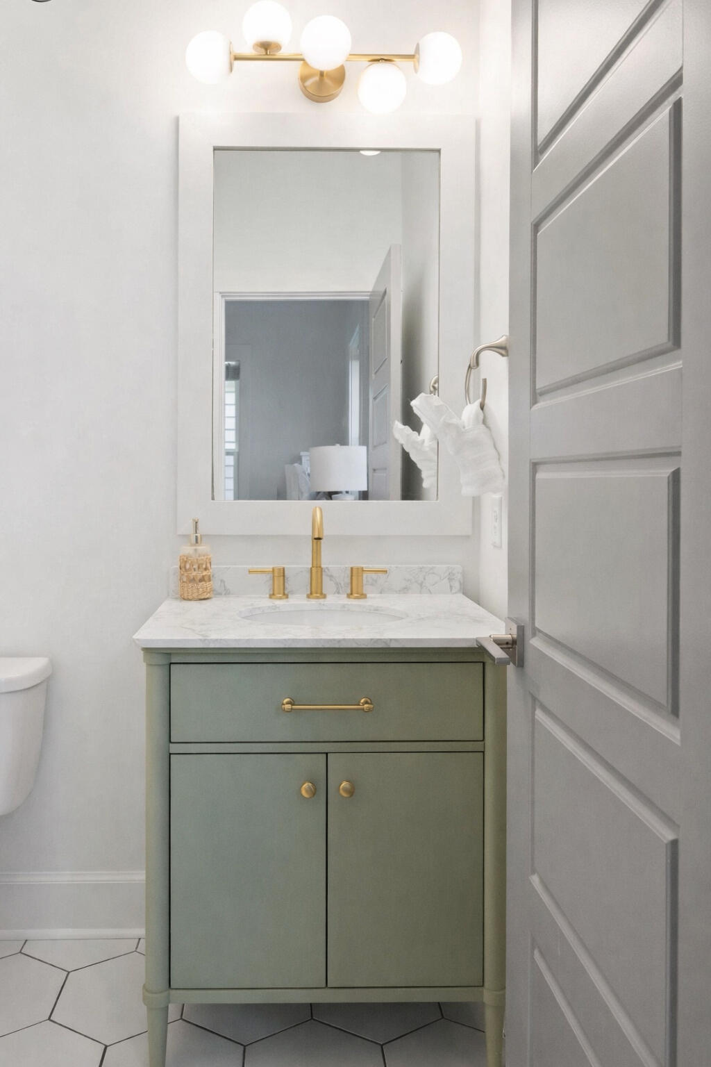 986 Key Colony Court Mount Pleasant, SC 29464 - Photo 29 of 34 986bathroom