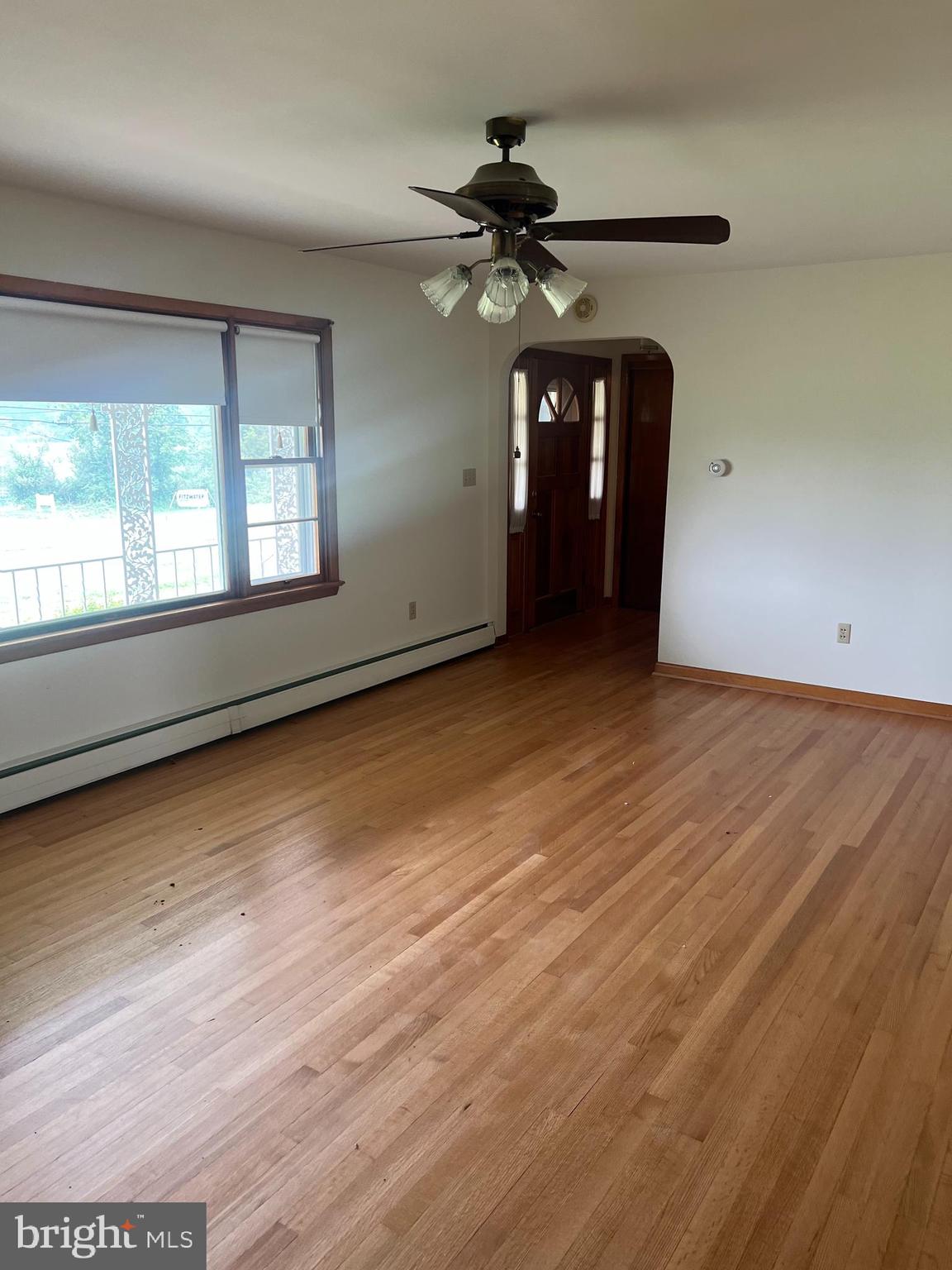 LARGE LIVING ROOM WITH FIREPLACE