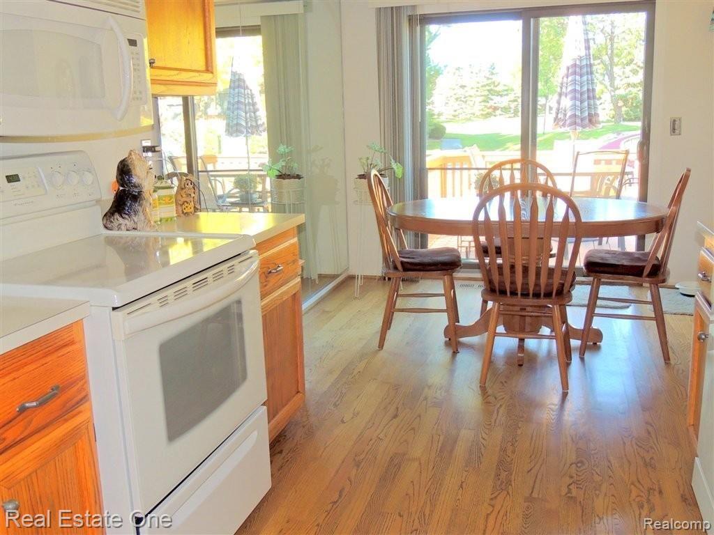 191 Meadow Ln Circle, Unit M 41 Rochester, MI 48307 - Photo 4 of 13 KITCHEN VIEW