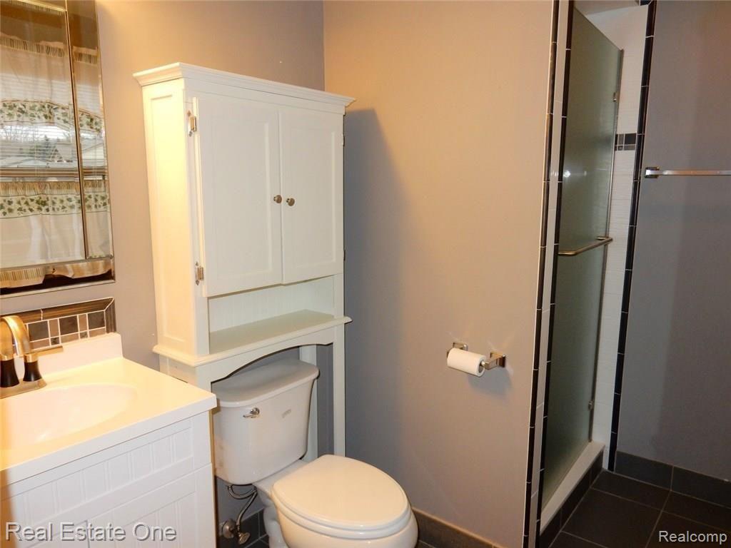 884 Ten Point Drive Rochester, MI 48309 - Photo 40 of 71 AMasterBathroom (Large).jpg