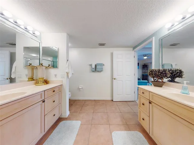 a view of a livingroom with furniture