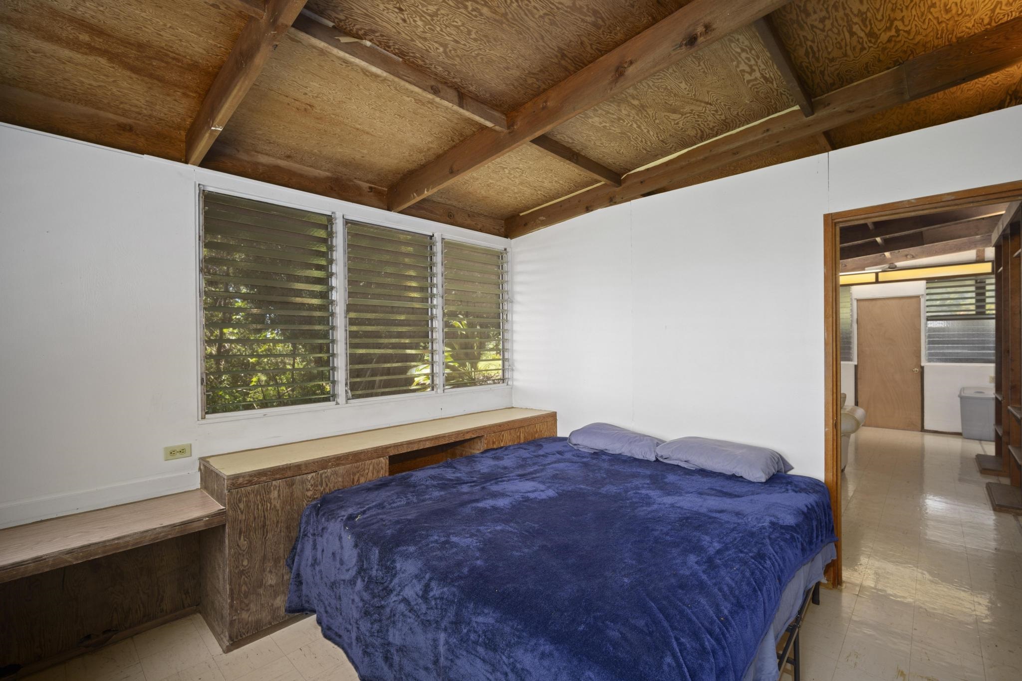 100 East Kuiaha Road Haiku, HI 96708 - Photo 21 of 31 a bedroom with a bed and balcony