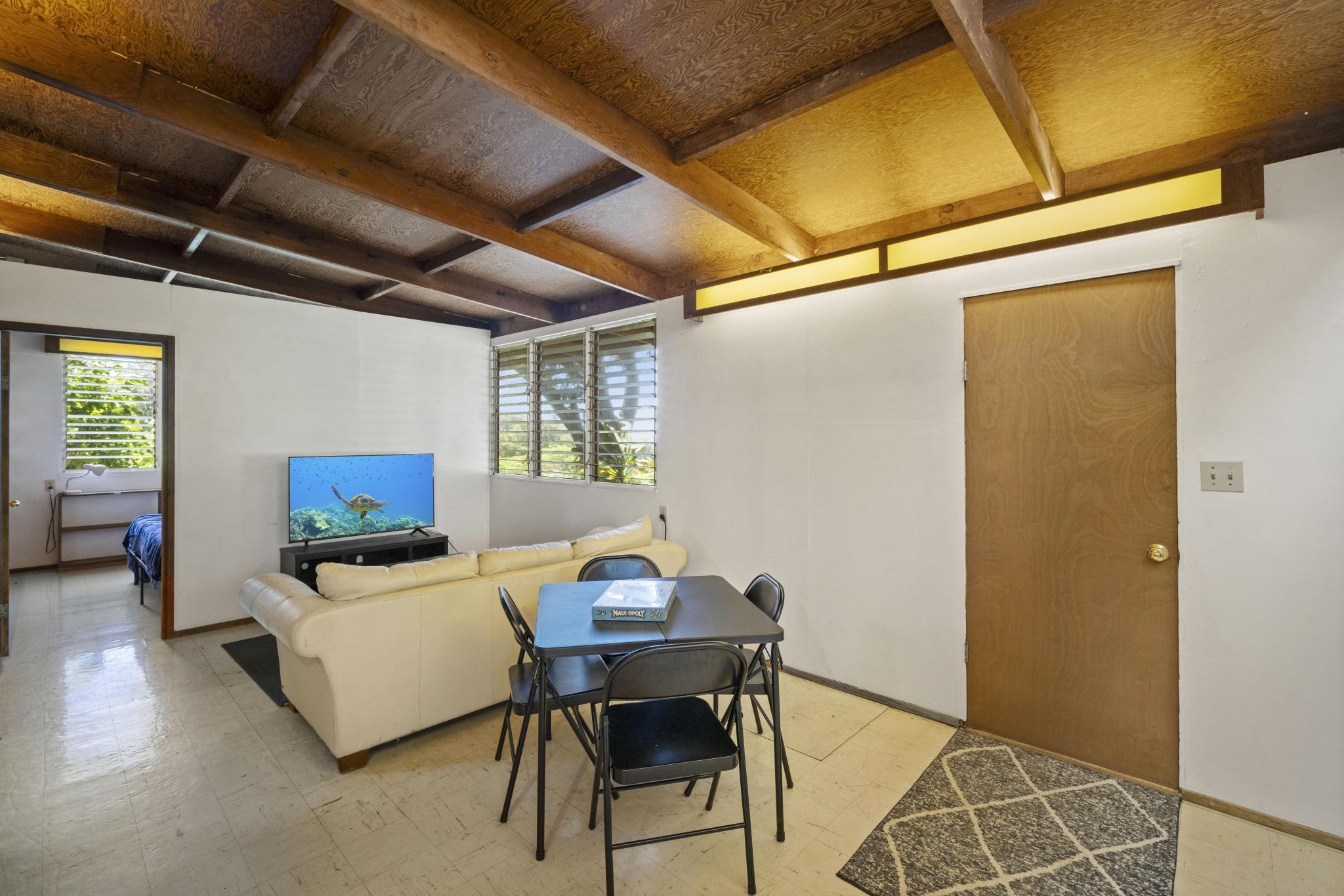 100 East Kuiaha Road Haiku, HI 96708 - Photo 5 of 31 a view of a livingroom with furniture and a table