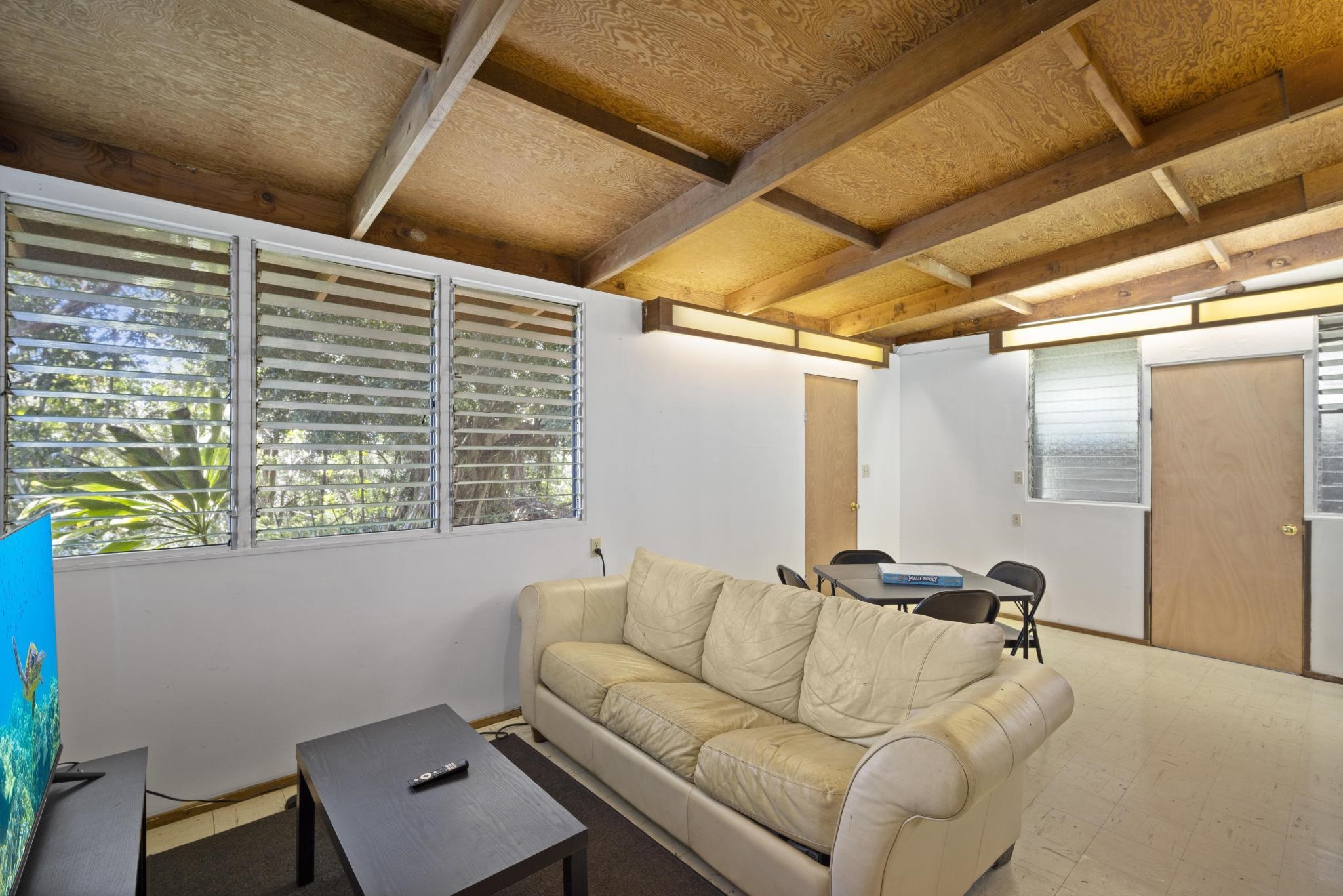 100 East Kuiaha Road Haiku, HI 96708 - Photo 8 of 31 a living room with furniture