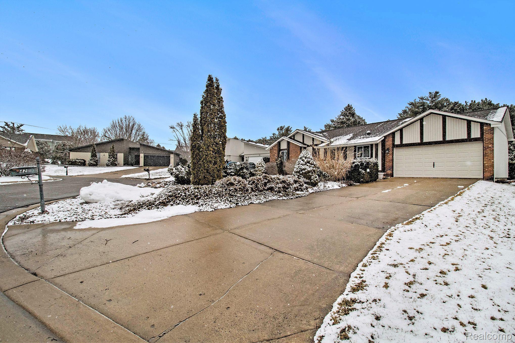 42 Foxboro Drive Rochester, MI 48309 - Photo 3 of 32 Front