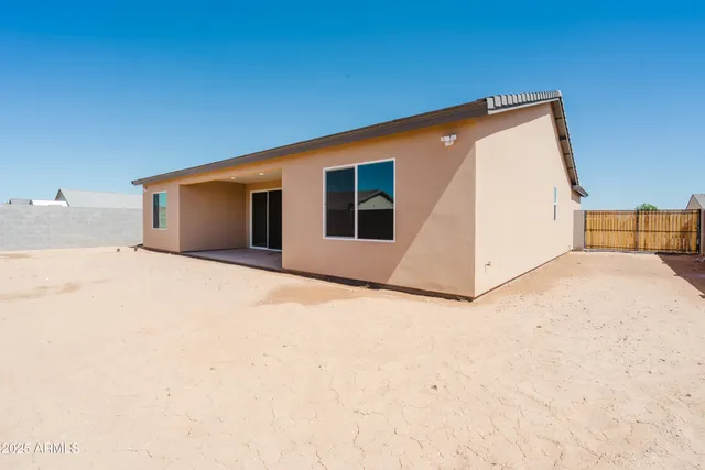 a view of backyard of the house