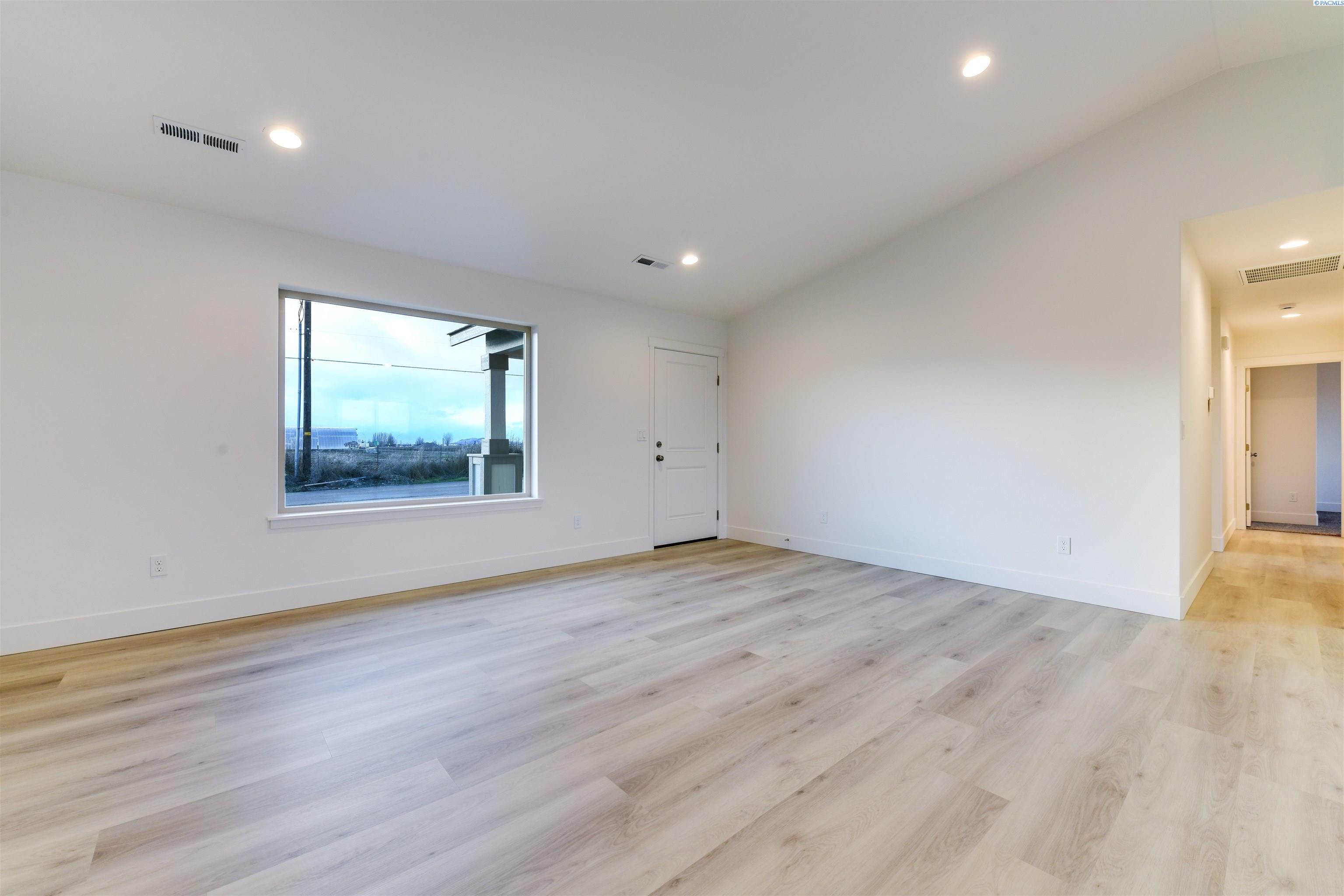 915 North Euclid Road Grandview, WA 98930 - Photo 6 of 19 Gallery Image 6