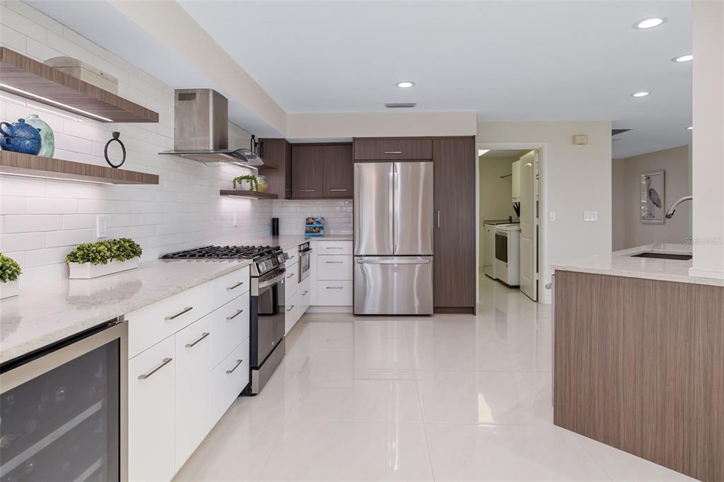 480 Cleveland Drive Sarasota, FL 34236 - Photo 15 of 95