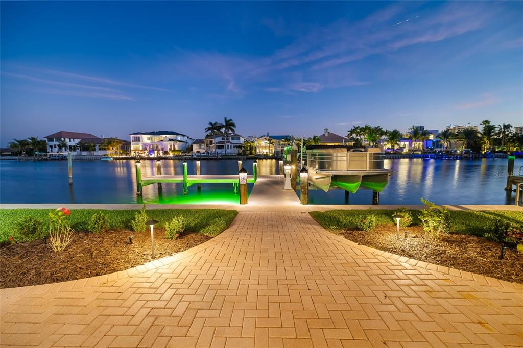 480 Cleveland Drive Sarasota, FL 34236 - Photo 7 of 95