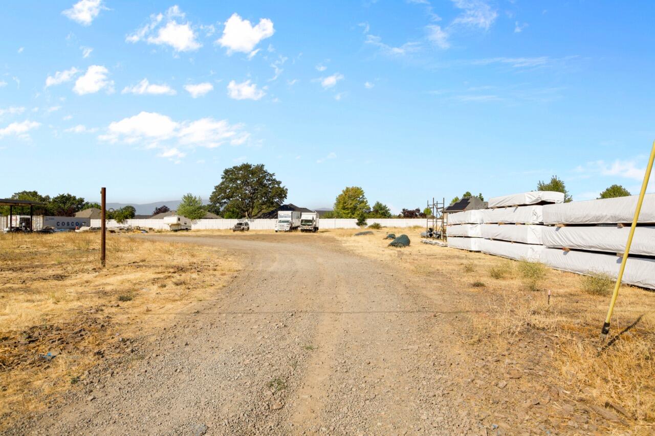4595 Table Rock Road Central Point, OR 97502 - Photo 2 of 6 CU9A7003 Large
