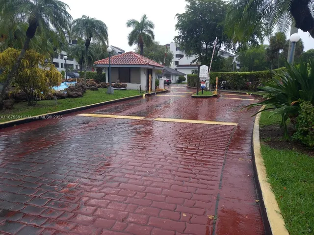 $195,000 | Verabella Falls Condominiums, Miami, FL 33193