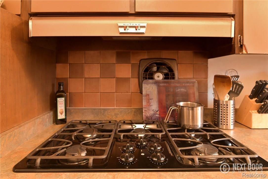 8988 Farmington Road Livonia, MI 48150 - Photo 13 of 21 Brand new cook top