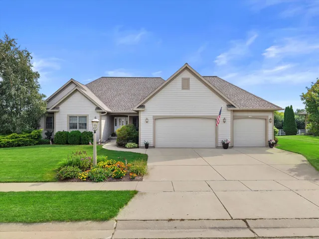 $650,000 | 1289 Ridgeside Road, Oconomowoc, WI 53066