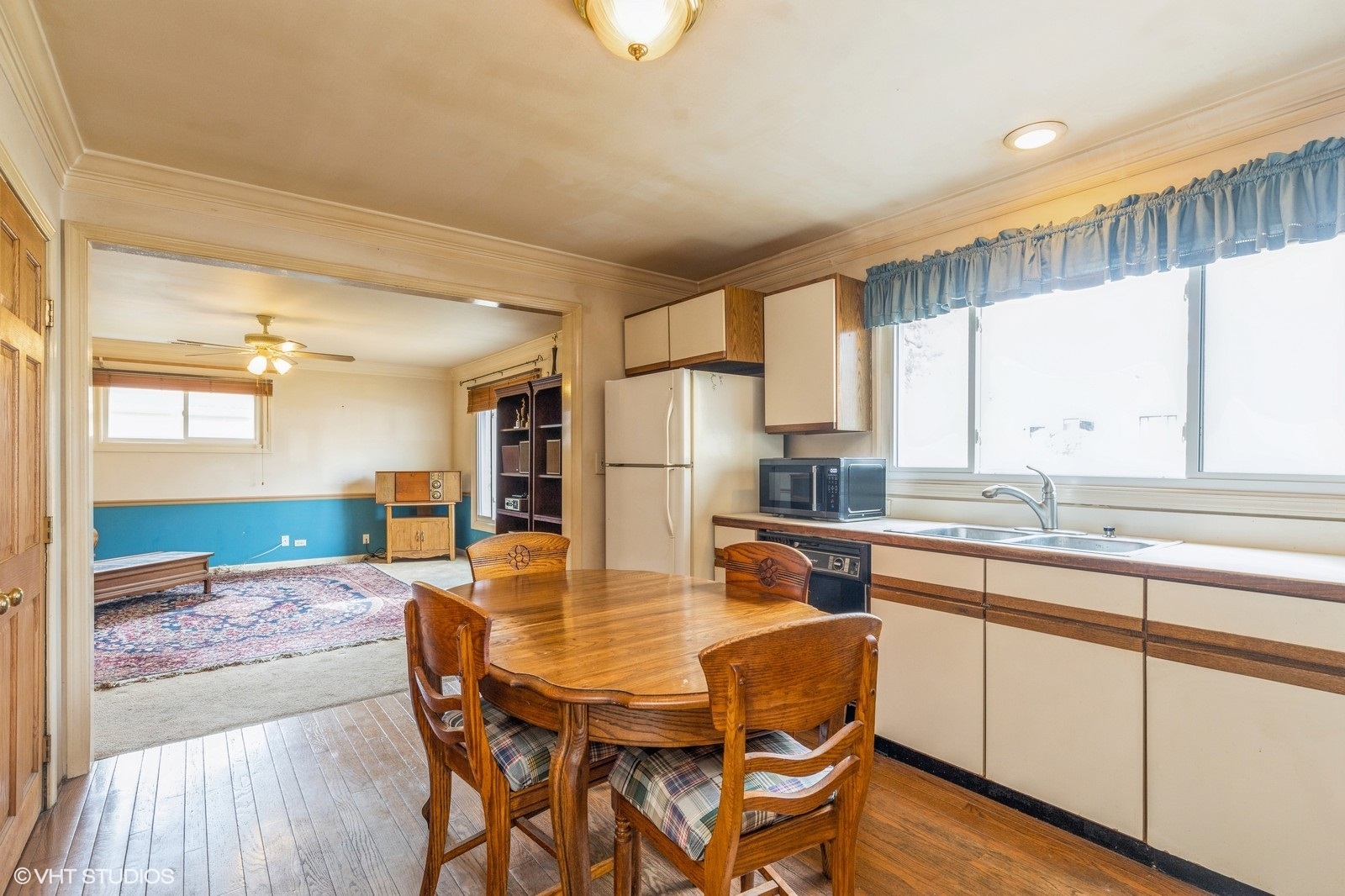 11 Manor Road Lake Zurich, IL 60047 - Photo 5 of 16 a kitchen with a table chairs refrigerator and cabinets
