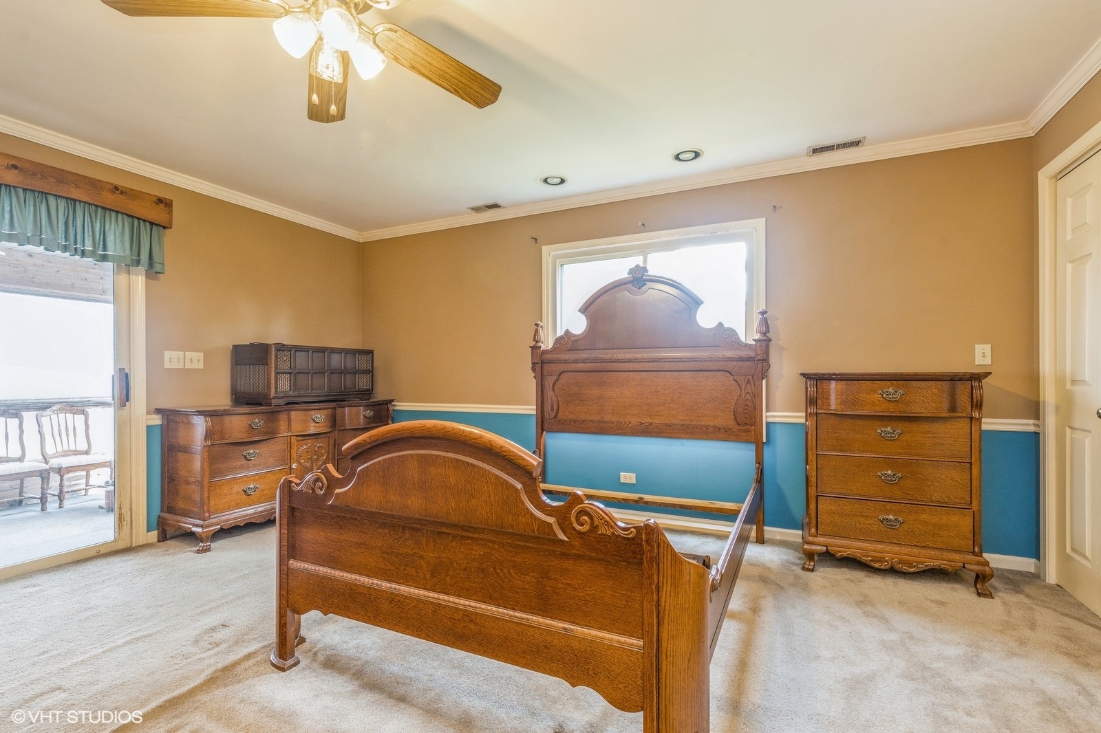 11 Manor Road Lake Zurich, IL 60047 - Photo 8 of 16 a living room with furniture