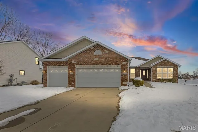 $525,000 | 2009 Richview Drive, St. Jacob, IL 62281