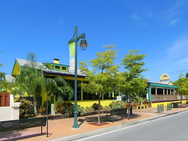 $1,575,000 | 749 Tropical Circle, Sarasota, FL 34242