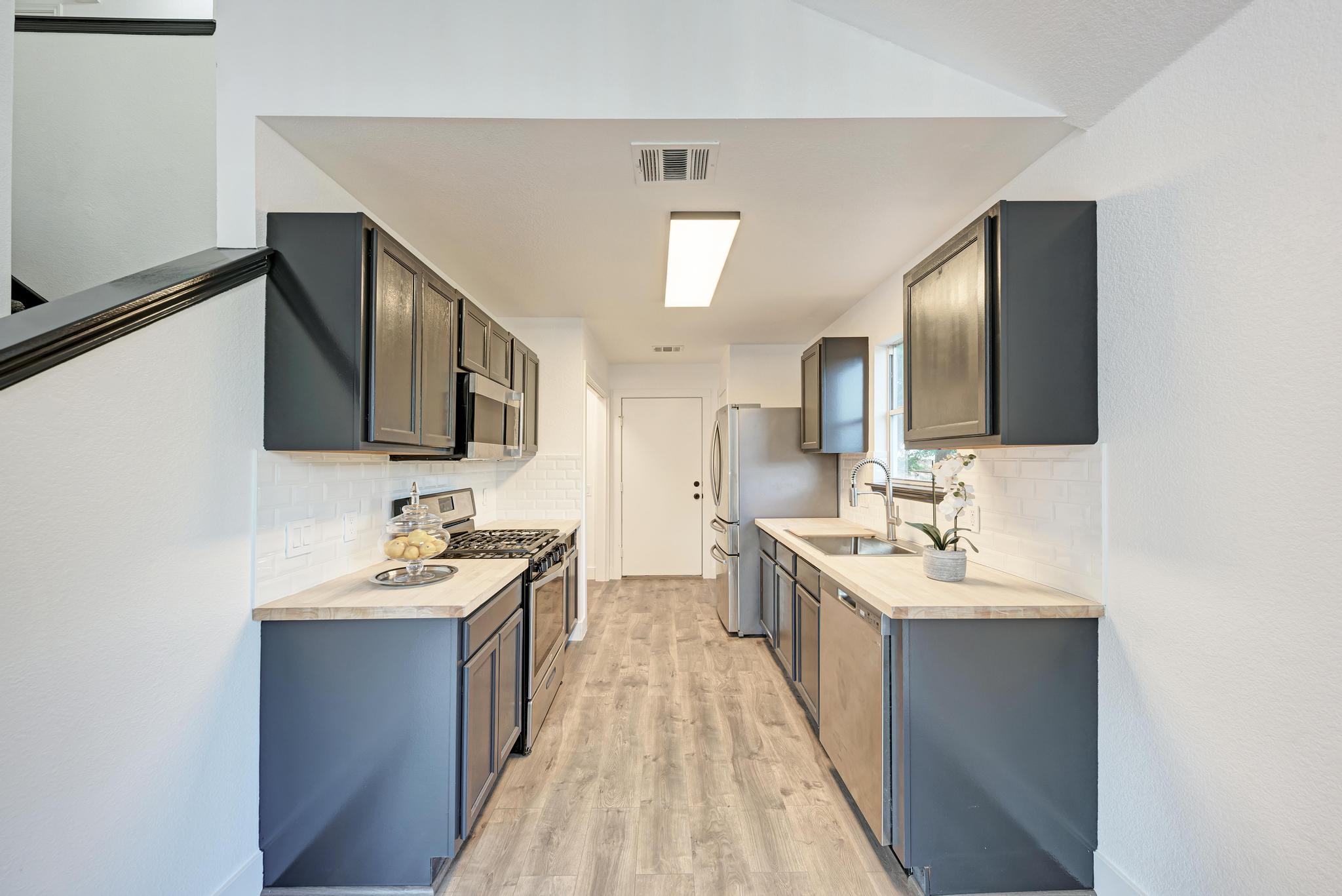 18108 Belfry Pass Manor, TX 78653 - Photo 18 of 40 a en suite bathroom with a double vanity sink and mirror