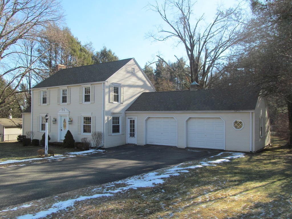 61 Oak Hollow Road Springfield, MA 01128 - Photo 2 of 18