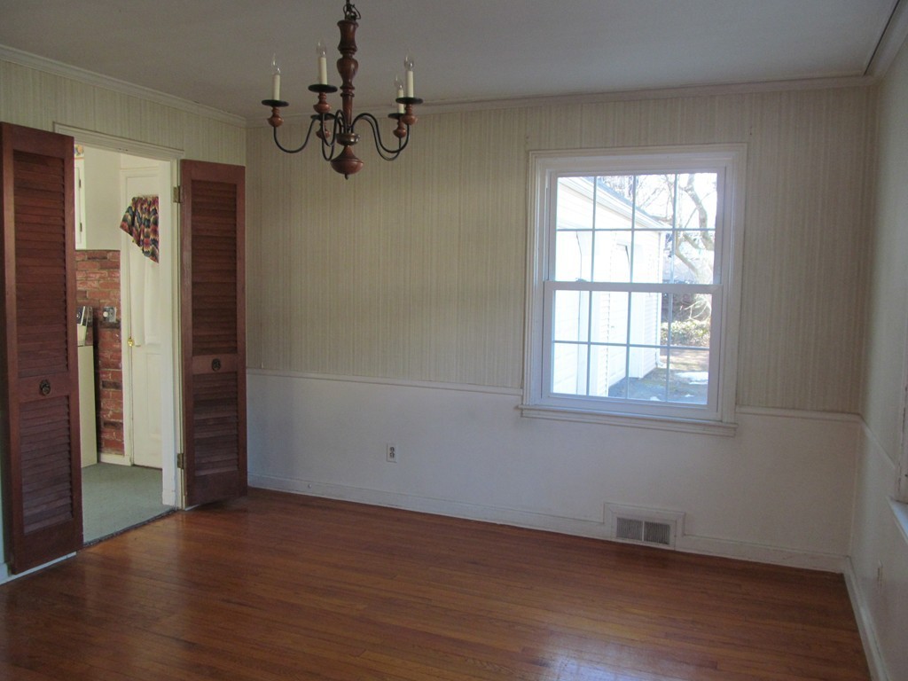 61 Oak Hollow Road Springfield, MA 01128 - Photo 7 of 18