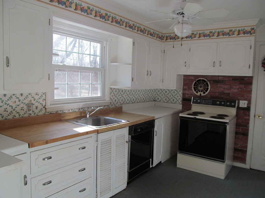 61 Oak Hollow Road Springfield, MA 01128 - Photo 9 of 18