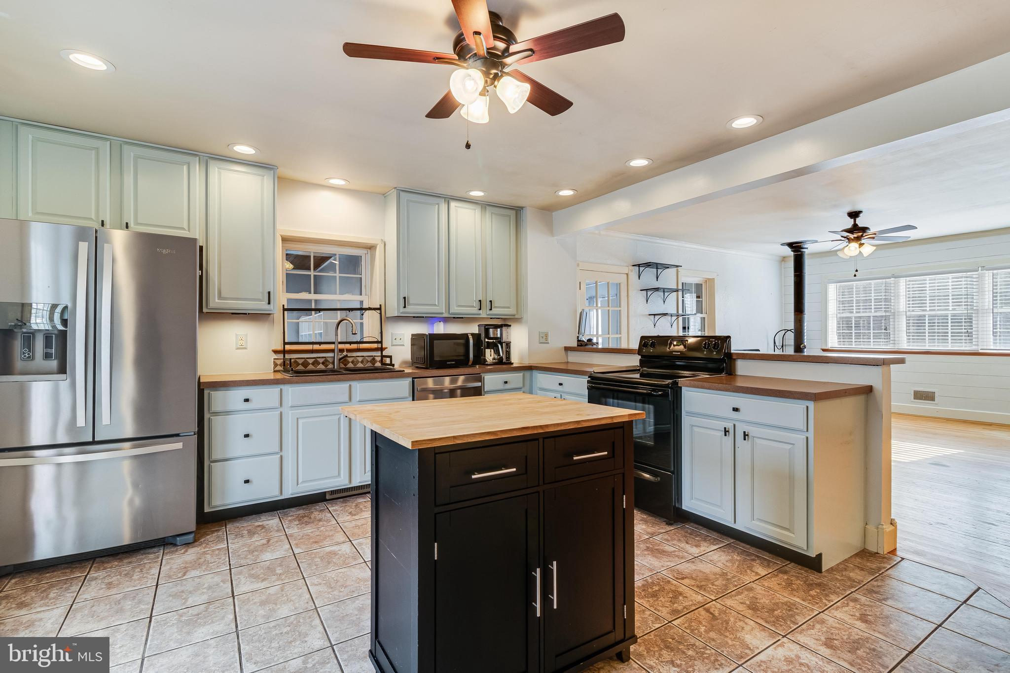 44620 St Andrews Church Road California, MD 20619 - Photo 8 of 49 Large kitchen