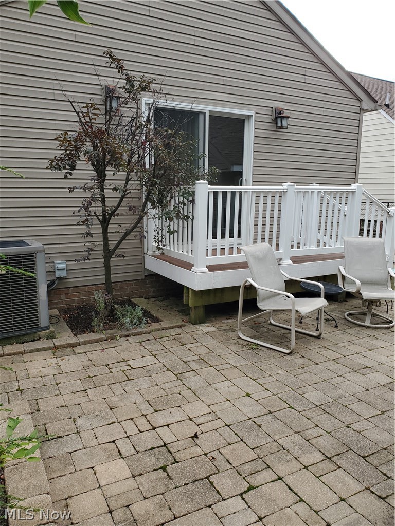 1210 Argonne Road Cleveland, OH 44121 - Photo 4 of 35