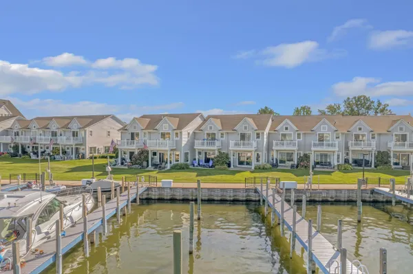 $629,900 | 943 West Savidge Street, Spring Lake, MI 49456