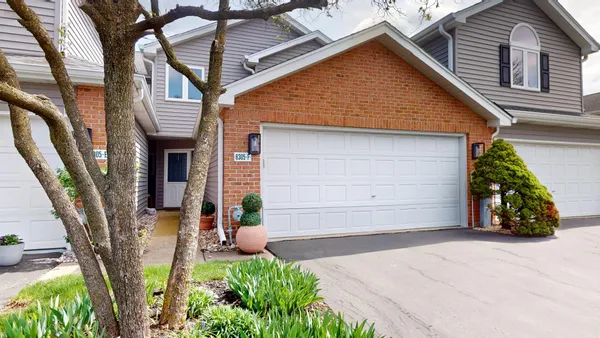 $2,900 | 8305 High Point Circle, Unit F, Darien, IL 60561