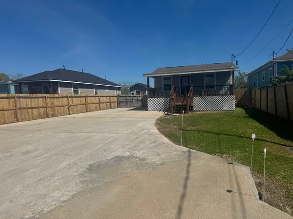 $229,900 | 735 10th Street, San Leon, TX 77539