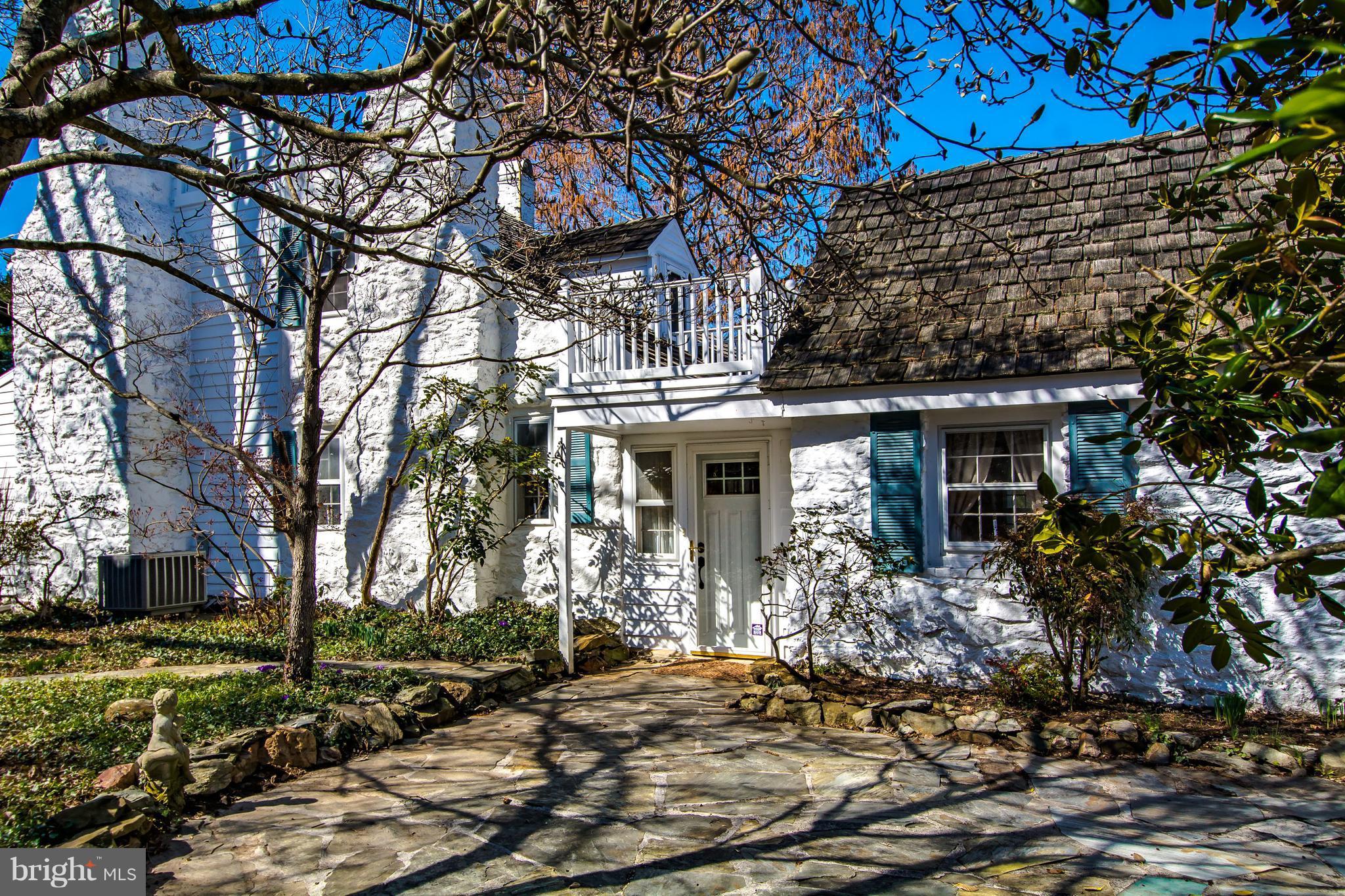 2806 Crenshaw Road Marshall, VA 20115 - Photo 19 of 30 a front view of a house with garden