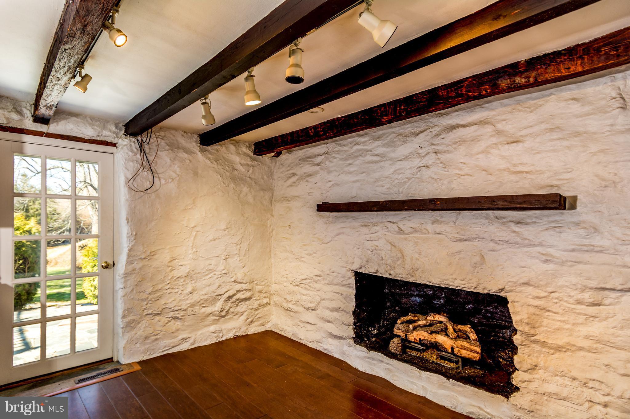 2806 Crenshaw Road Marshall, VA 20115 - Photo 7 of 30 a living room with a fireplace
