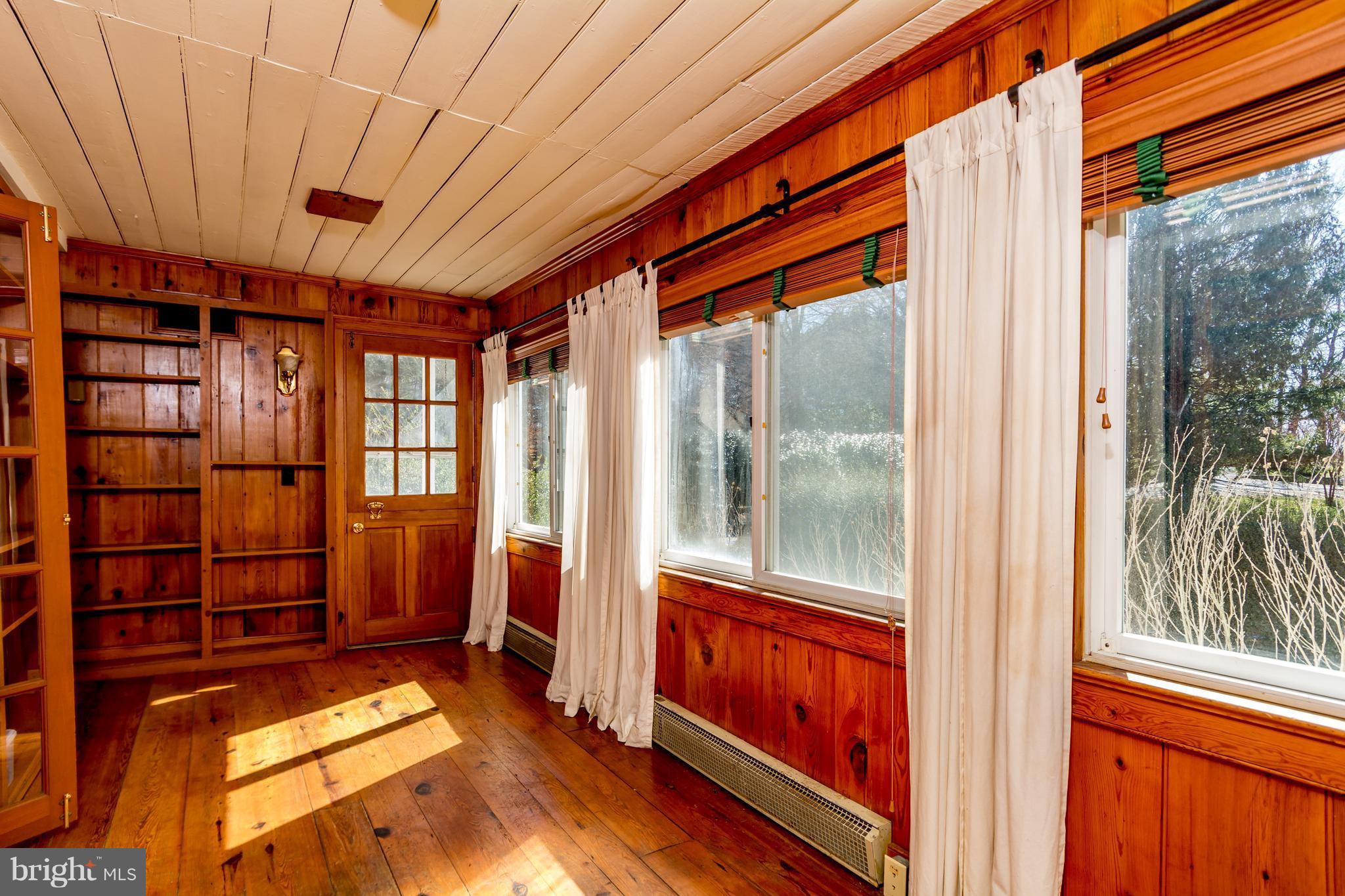 2806 Crenshaw Road Marshall, VA 20115 - Photo 10 of 30 a view of front door with furniture and a window