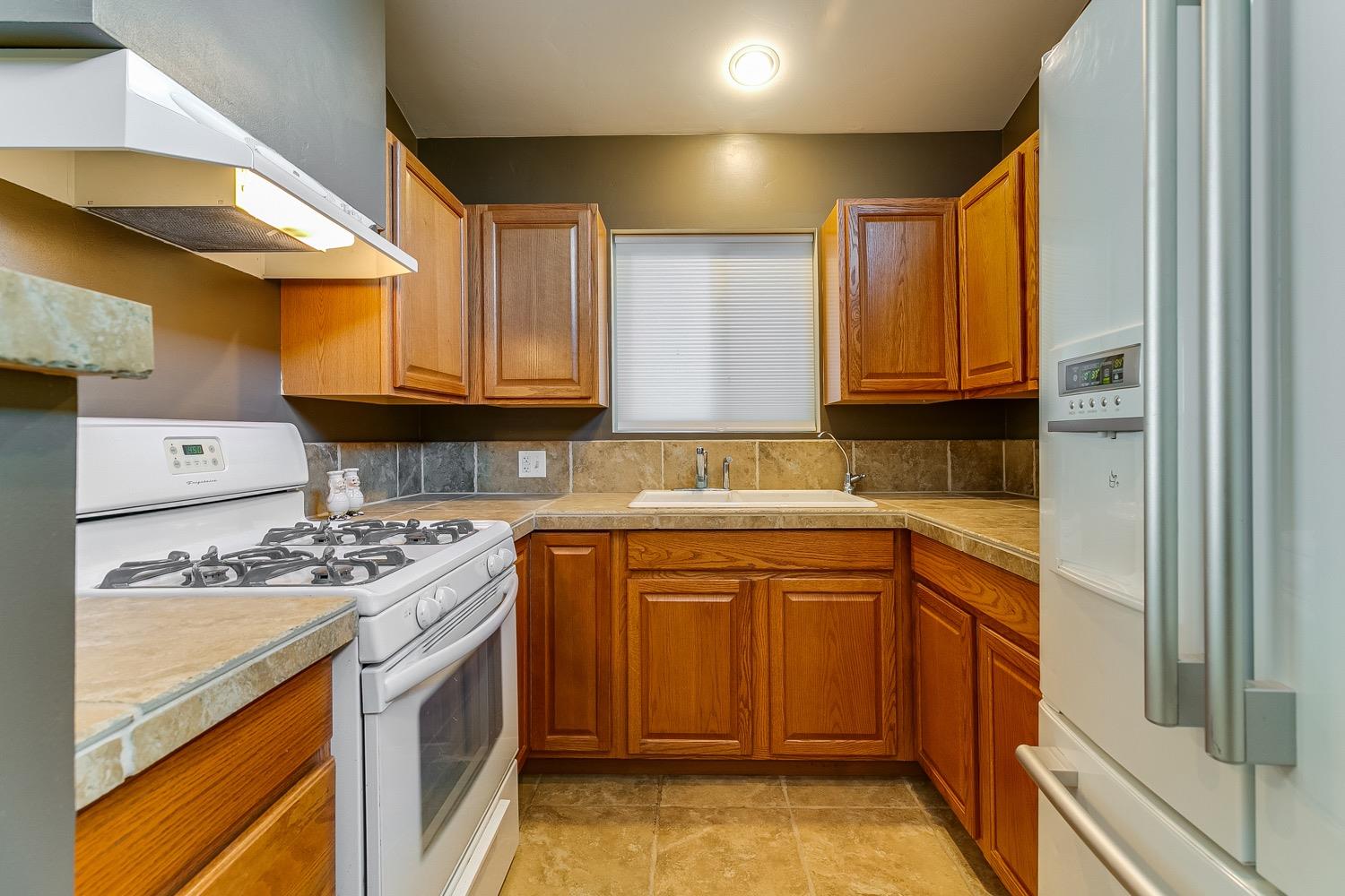 608 Park Road Ojai, CA 93023 - Photo 27 of 44 GUEST UNIT KITCHEN