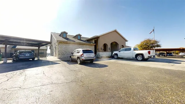 $450,000 | 401 East Pearl Street, Unit 2204, Granbury, TX 76048