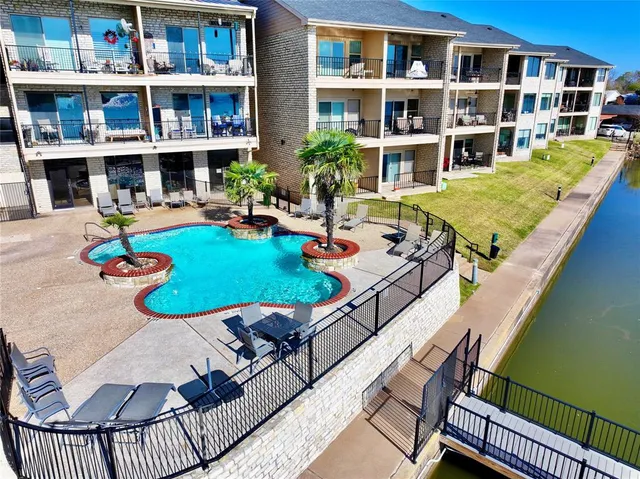$450,000 | 401 East Pearl Street, Unit 2204, Granbury, TX 76048
