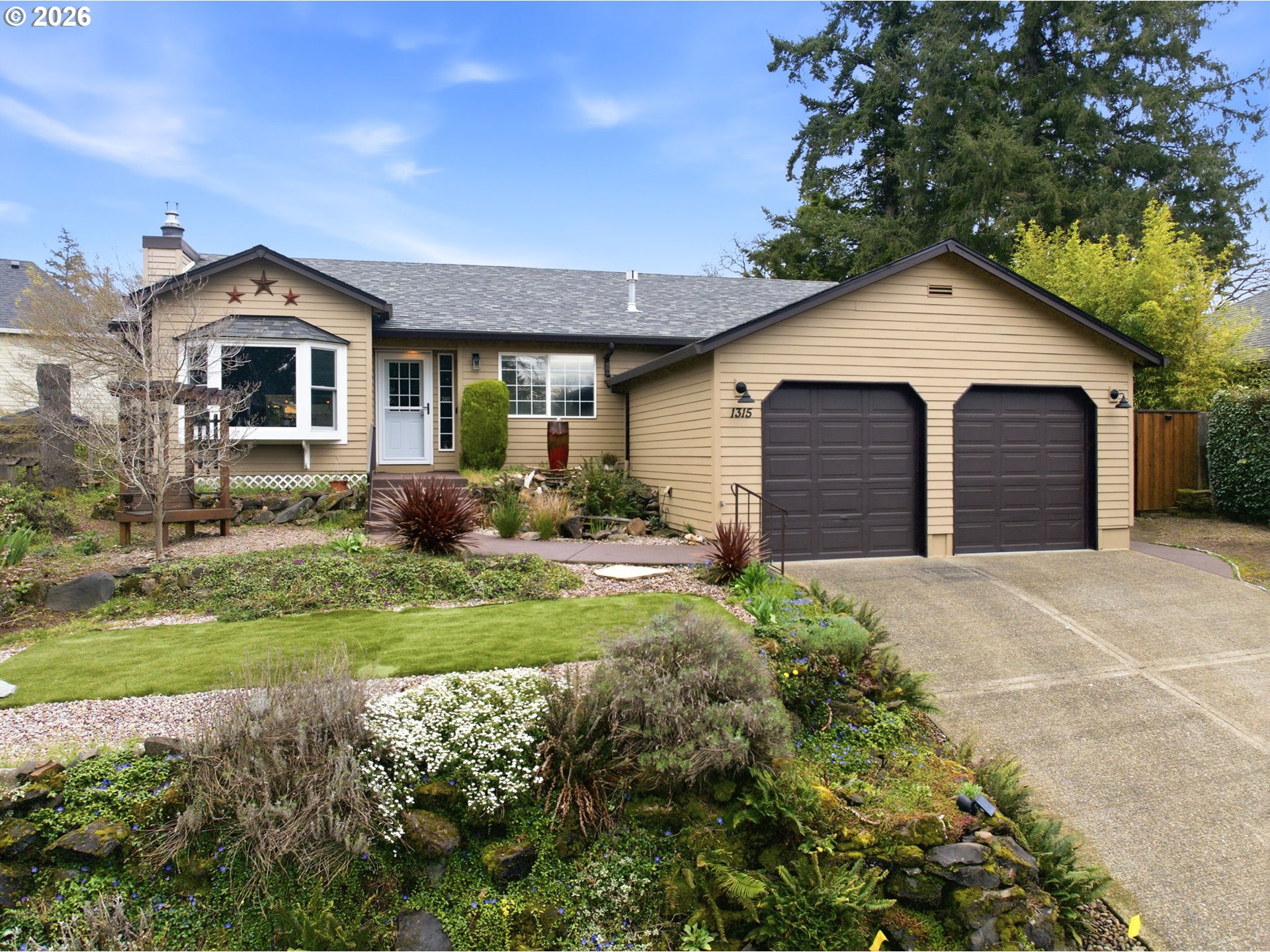 1315 High Street Gladstone, OR 97027 - Photo 2 of 36 a front view of a house with a yard and garage