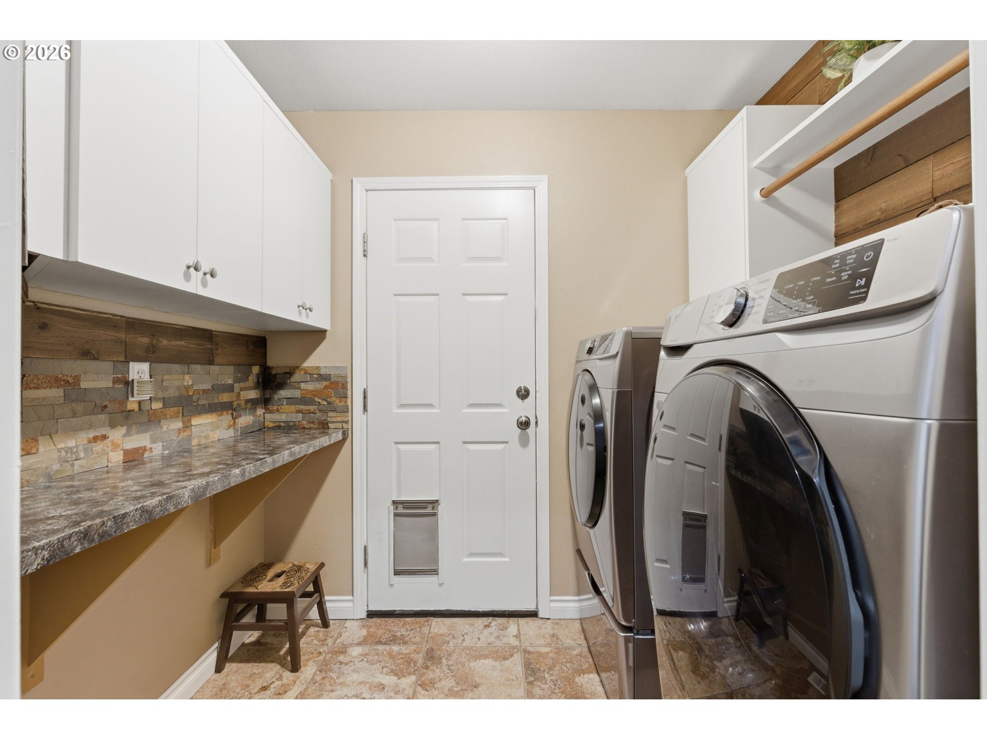 1315 High Street Gladstone, OR 97027 - Photo 25 of 36 a view of living room with washer and dryer