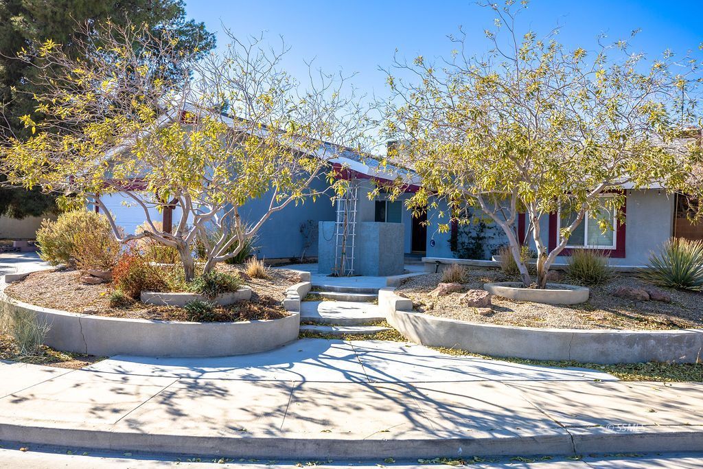 725 Randall Street Ridgecrest, CA 93555 - Photo 3 of 36 a wooden floor with a fire pit and a tree