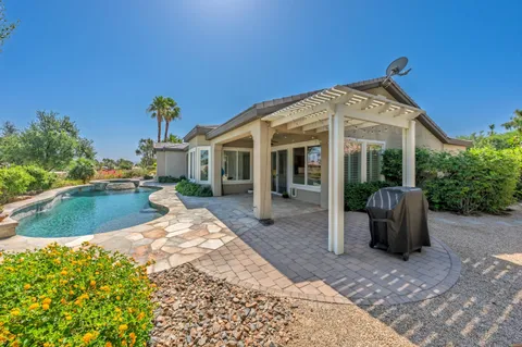 a view of a house with backyard