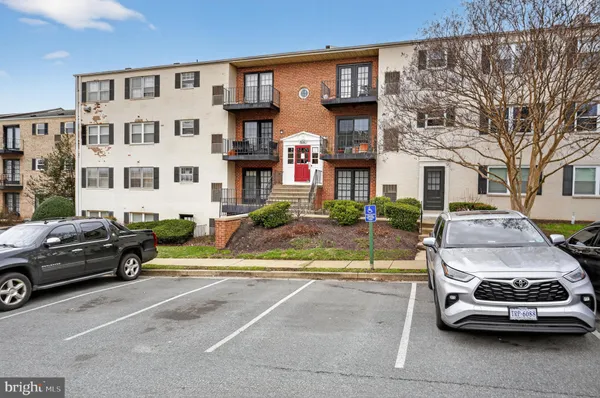 $240,000 | 432 North Armistead Street, Unit 203, Alexandria, VA 22312