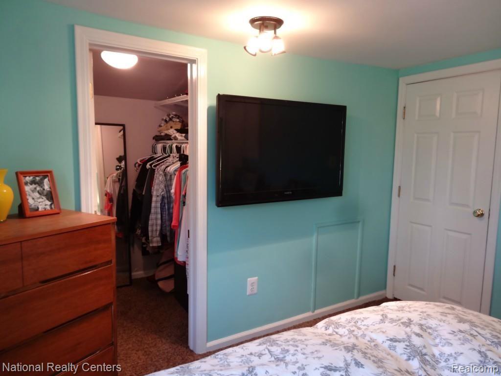 16678 Rougeway Street Livonia, MI 48154 - Photo 18 of 38 Master has walk in closet!
