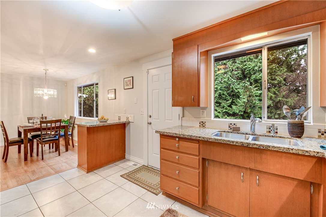 241 Southwest 115th Street Seattle, WA 98146 - Photo 7 of 17 Gallery Image 7